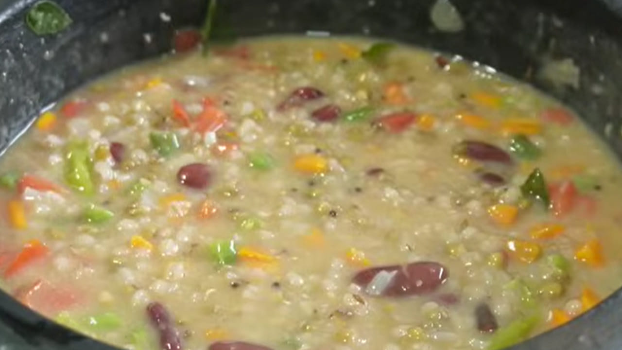 పాన్ లో ఆయిల్  చేసి కట్ చేసిన ఉల్లిపాయలు, నాలుగు పచ్చిమిర్చి కూడా వాటిని బాగా వేయించాలి. ఆ తర్వాత ఒక టేబుల్ స్పూన్ అల్లం వెల్లుల్లి పేస్ట్, ఇంకా టమోటాలు కూడా వేసి మెత్తగా అయ్యేవరకు బాగా ఉడికించాలి.
