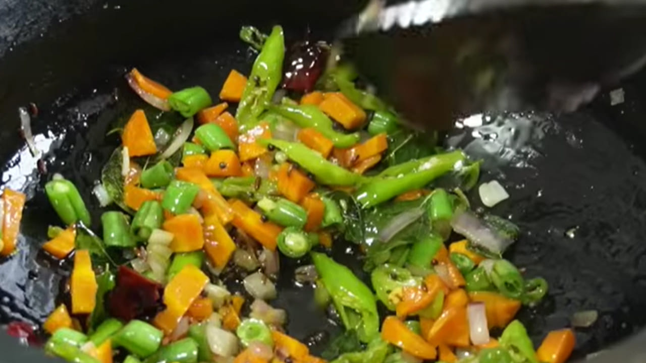 ఉడికిన పప్పును దానిలో వేసి ఆ తర్వాత ఒక టేబుల్ స్పూన్ కారం, కొద్దిగా ఉప్పు వేసి వాటిని బాగా  మరిగించాలి.ఇక చివర్లో కొద్దిగా కొత్తిమీరను చల్లి, కావాలంటే కొద్దిగా నిమ్మరసం కూడా వేసి వేడిగా తినడమే.