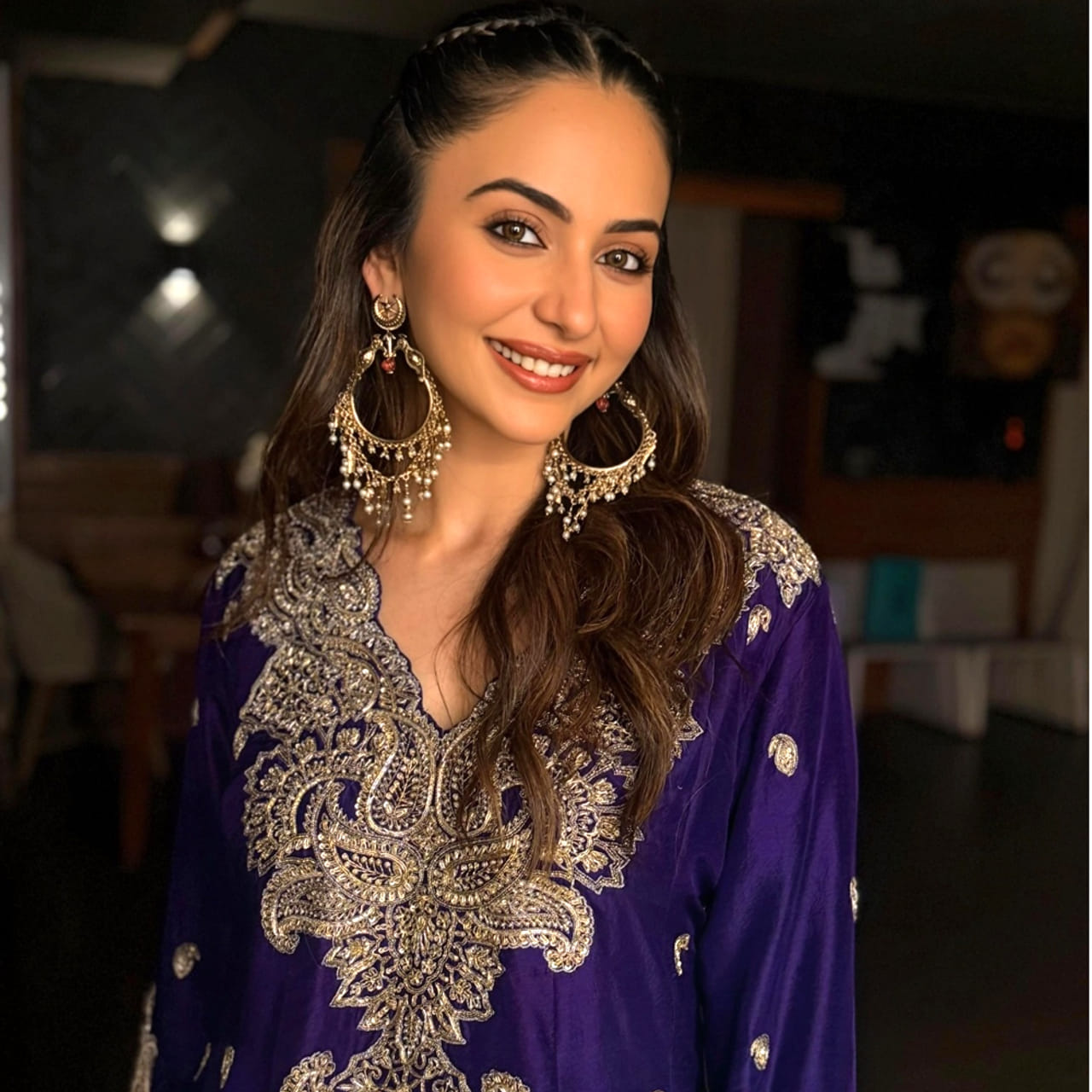 ఒకప్పుడు వరస సినిమాలతో ఫుల్ బిజీగా గడిపేసింది అందాల భామ రకుల్ ప్రీత్ సింగ్. ప్రస్తుతం ఈ అమ్మడు సినిమాల స్పీడ్ తగ్గించేసింది.అలాగే సోషల్ మీడియాలో తెగ సందడి చేస్తుంది. నిత్యం గ్లామర్ ఫోటోలు షేర్ చేస్తూ తన అందం, అభినయంతో నెట్టింట సందడి చేస్తుంది.