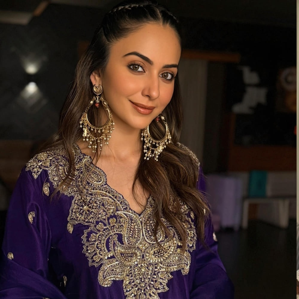 టాలీవుడ్ లో స్టార్ హీరోల అందరి సరసన నటించి మెప్పించింది. ఇక కెరీర్ పీక్ స్టేజ్లో ఉండగానే ఈ బ్యూటీ బాలీవుడ్ చక్కేసిది. అక్కడ వరుసగా సినిమాలు చేసింది. ఆతర్వాత పెద్దగా అక్కడ కూడా అవకాశాలు అందుకోలేకపోయింది.