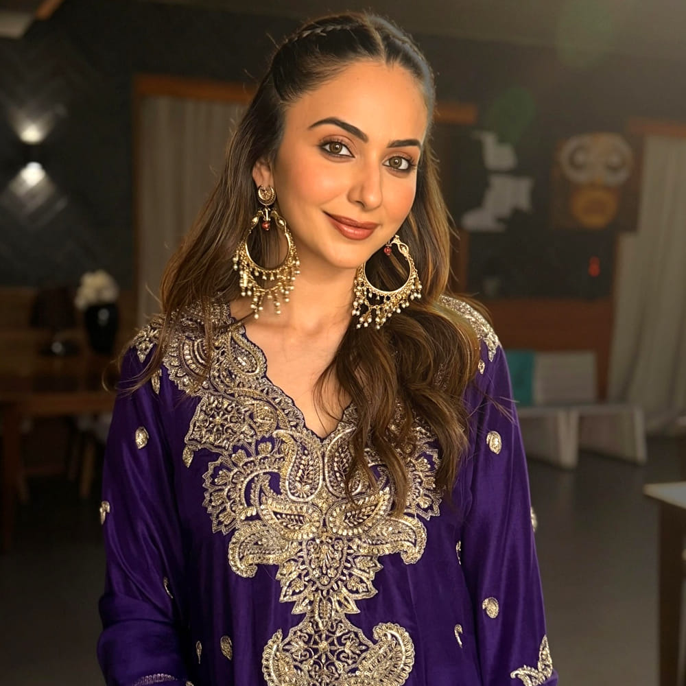 ఇటు తెలుగులోనూ అవకాశాలు తగ్గాయి. ప్రస్తుతం ఈ బ్యూటీ బాలీవుడ్లో అడపాదడపా సినిమాలు, వెబ్ సీరీస్లు చేస్తూ ఫుల్ బిజీగా గడిపేస్తోంది. బాలీవుడ్ నిర్మాతను వివాహం చేసుకున్న తర్వాత ఈ చిన్నదానికి అవకాశాలు చాలా వరకు తగ్గాయి.