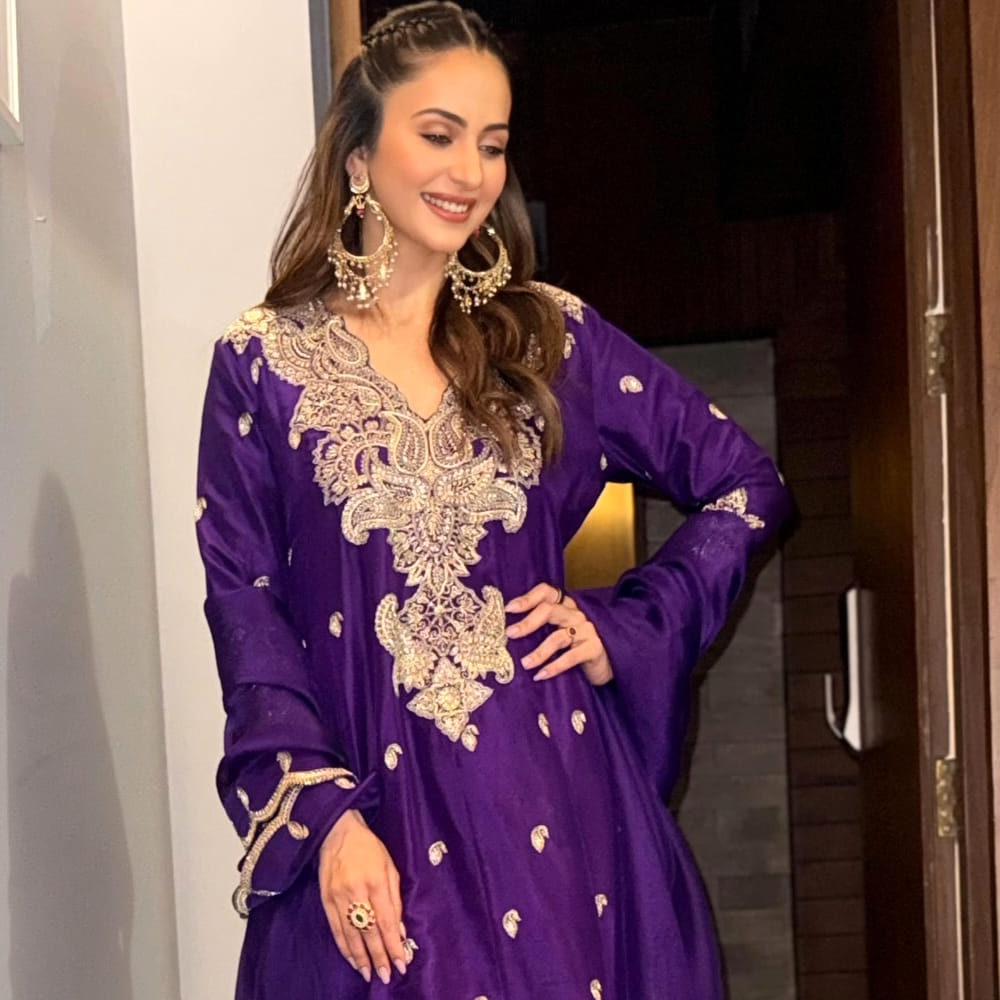 దీంతో వచ్చిన అవకాశాన్ని ఉపయోగించుకుంటూ, బిజినెస్లు చూస్తూ గడిపేస్తుంది. ఇక ఏమాత్రం సమయం దొరికినా సరే సోషల్ మీడియాలో చాలా యాక్టివ్గా ఉంటూ, తన బ్యూటిపుల్ ఫొటోస్ షేర్ చేస్తుంది. తాజాగా ఈ ముద్దుగుమ్మ షేర్ క్యూట్ ఫొటోస్ వైరల్ అవుతున్నాయి.