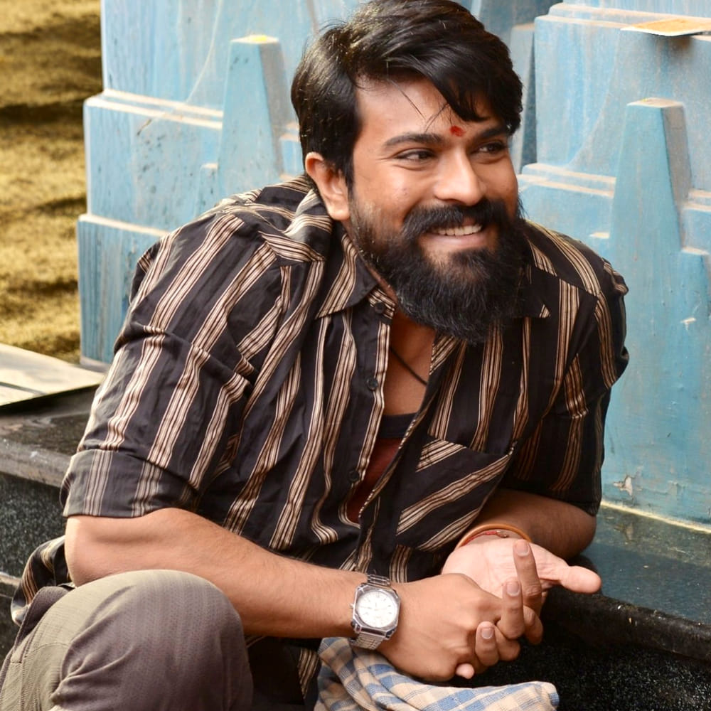 మెగా పవర్ స్టార్ రామ్ చరణ్ ప్రస్తుతం పెద్ది సినిమాతో ఫుల్ బిజీగా ఉన్నాడు. బుచ్చిబాబు సన దర్శకత్వంలో పెద్ది సినిమా తెరకెక్కుతున్న విషయం తెలిసిందే.. ఈ సినిమాలో చరణ్ డిఫరెంట్ లుక్ లో కనిపించనున్నాడు. ఇప్పటికే ఈ సినిమా నుంచి విడుదలైన పోస్టర్స్ ప్రేక్షకులను ఆకట్టుకున్నాయి. 