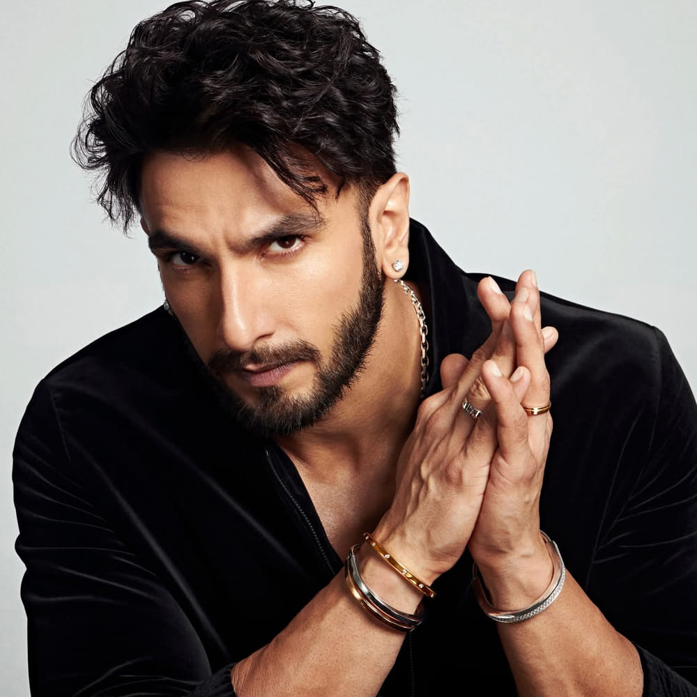 ఓ పాడ్కాస్ట్లో పాల్గొన్న నటి మృణాల్ ఠాకూర్ మాట్లాడుతూ.. రణ్వీర్ సింగ్ను తన "లక్కీ చార్మ్" అని అన్నారు. "ఈ రోజు నేను చిత్ర పరిశ్రమలో ఒక నటిగా ఉన్నానంటే దానికి కారణం ఆయనే" అంటూ భావోద్వేగానికి లోనయ్యారు. తన కెరీర్ ఆరంభంలో రణ్వీర్తో కలిసి ఒక హెయిర్ బ్రాండ్ వాణిజ్య ప్రకటనలో నటించానని అన్నారు.