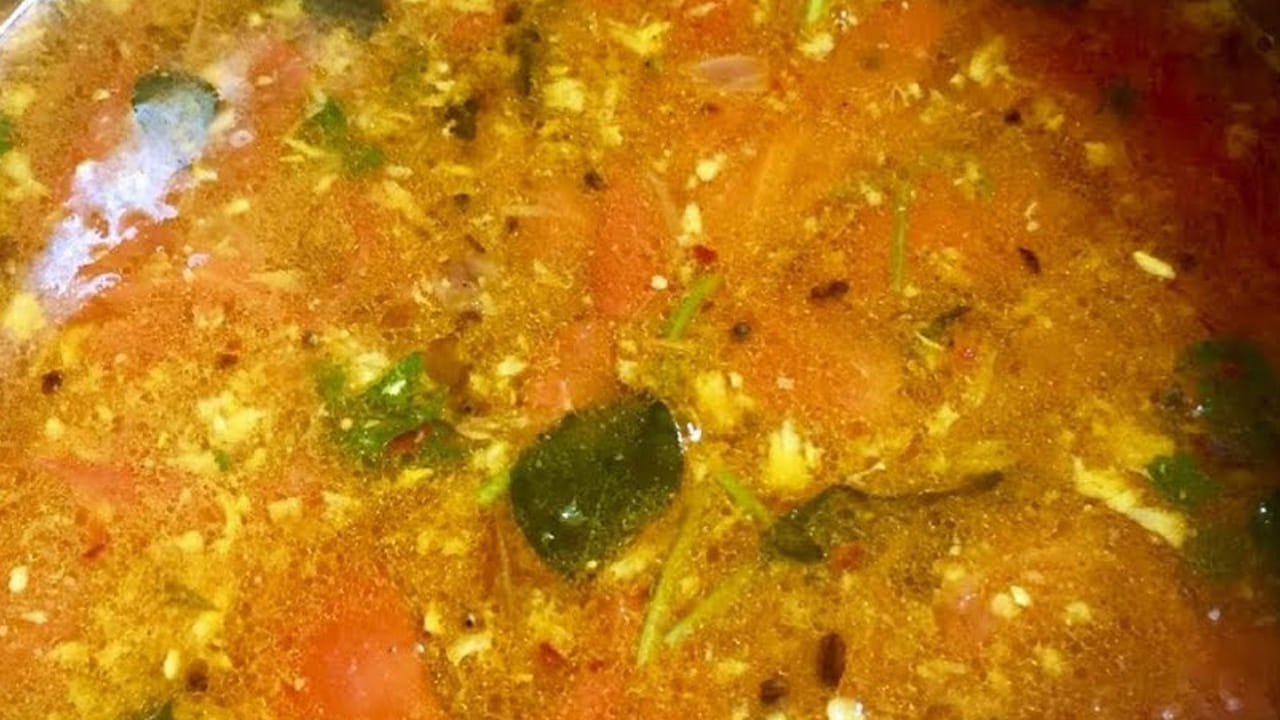 ఇక ఇప్పుడు ఈ మిశ్రమంలో ఒక కప్పు చెరుకు రసం కూడా పోసి బాగా ఉడికించుకోవాలి.. ఈ మిశ్రమాన్ని స్టవ్ మీద పెట్టి, సన్నని మంటపై 10 నిమిషాల పాటు బాగా  మరిగించాలి. అంటే ఎలాగంటే టమోటాలు మొత్తం పచ్చివాసన పోయే వరకు, అలాగే చారు కూడా  చిక్కబడే వరకు వాటిని బాగా  మరిగించుకోవాలి. 