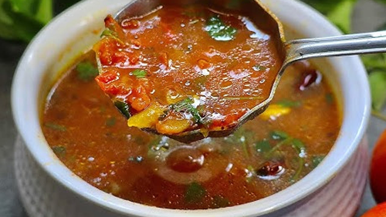 Rasam 3పోపు పెట్టుకోవాలి: మళ్ళీ వేరే  పాన్‌ తీసుకుని దానిలో నెయ్యి వేడి చేసి, అర టేబుల్ స్పూన్ ఆవాలు, అర టేబుల్ స్పూన్ జీలకర్ర, ఎండుమిర్చి, వెల్లుల్లి, ఇంగువ, కొద్దిగా కరివేపాకు ఆకులు వేసి పోపు పెట్టాలి. 