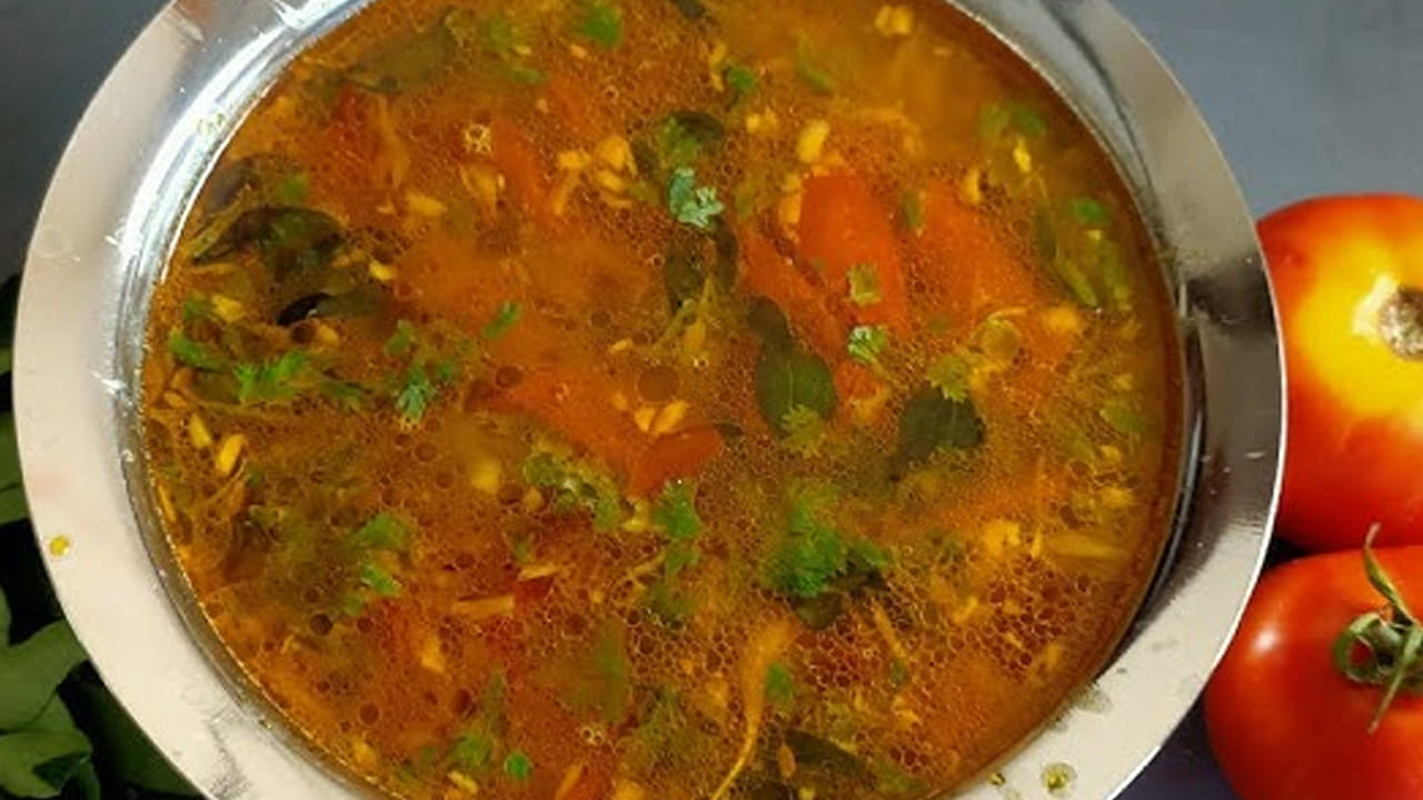 
ఈ పోపును తీసుకుని  మరిగించిన రసంలో దానిని వేసి, కొద్దిగా కొత్తిమీర చల్లుకుని స్టవ్ ఆపేసి కిందకు దించుకోవాలి. 10 నిమిషాల పాటు  మూత పెట్టి ఉడికిస్తే రుచి అద్భుతంగా ఉంటుంది. మరి, ఈ సారి మీ ఇంట్లో మీరు కూడా ట్రై చేయండి. 
