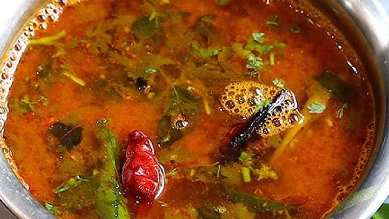 టమాటా చెరుకు రసం ఎలా చేయాలంటే? ఒక పాత్రలో మూడు టమోటాలను తీసుకుని కట్ చేసుకుని మిక్సీ పట్టుకోవాలి. దానికి కొద్దిగా చింతపండు రసం, నాలుగు  పచ్చిమిర్చి, అర టేబుల్ స్పూన్ పసుపు, రుచికి సరిపడా ఉప్పు, కరివేపాకును తీసుకుని కలుపుకోవాలి. 