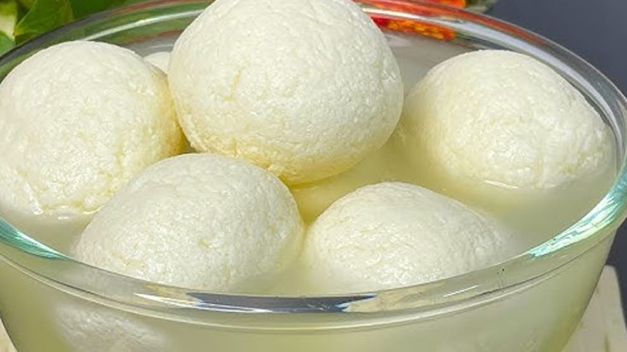 
ముందుగా ఒక లీటర్ పాలను తీసుకుని వాటిని బాగా మరిగించాలి. ఆ తర్వాత వెంటనే దానిలో నిమ్మరసం లేదా వెనిగర్ పాలు మొత్తం విరిగిపోతాయి. వెంటనే దానిలో ఐస్ క్యూబ్స్ వేయాలి. ఇలా వేస్తే పులుపు తగ్గతుంది. 