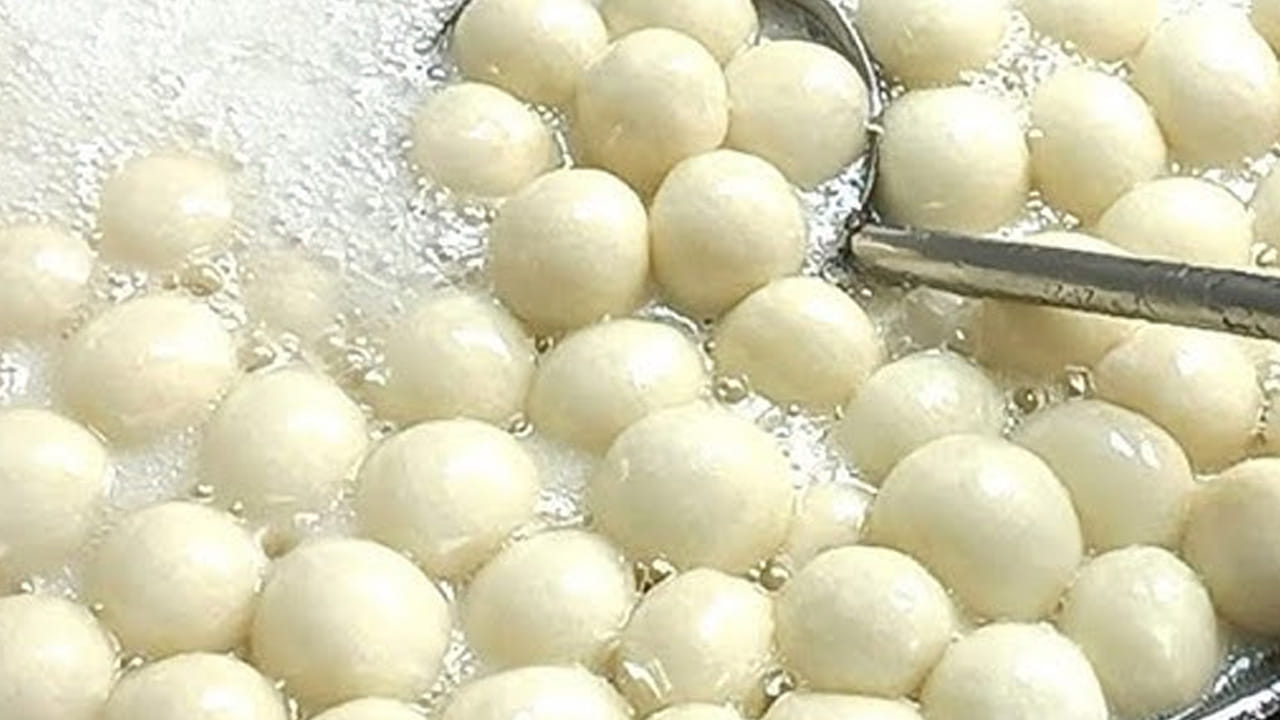 విడిపోయిన పాలను తీసుకుని ఒక క్లాత్ మీద వేసి దాని నుంచి పిండిని వేరు చేయాలి. ఈ చెన్నాను తీసుకుని 15 నిముషాల పాటు మెత్తగా అయ్యేలా చేసుకోవాలి. ఇంకా దీనిని స్మూత్‌గా, సాఫ్ట్‌గా ఉండేలా చేసుకోవాలి. 
