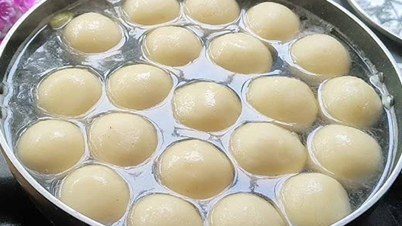 ఆ ముద్దను తీసుకుని చిన్న చిన్న లడ్డులుగా చేసుకోవాలి. ఇవి క్రాక్స్ లేకుండా మెత్తగా ఉండేలా చూసుకోవాలి. అప్పుడు తినడానికి  రసగుల్లాలు మెత్తగా ఉంటాయి. 
