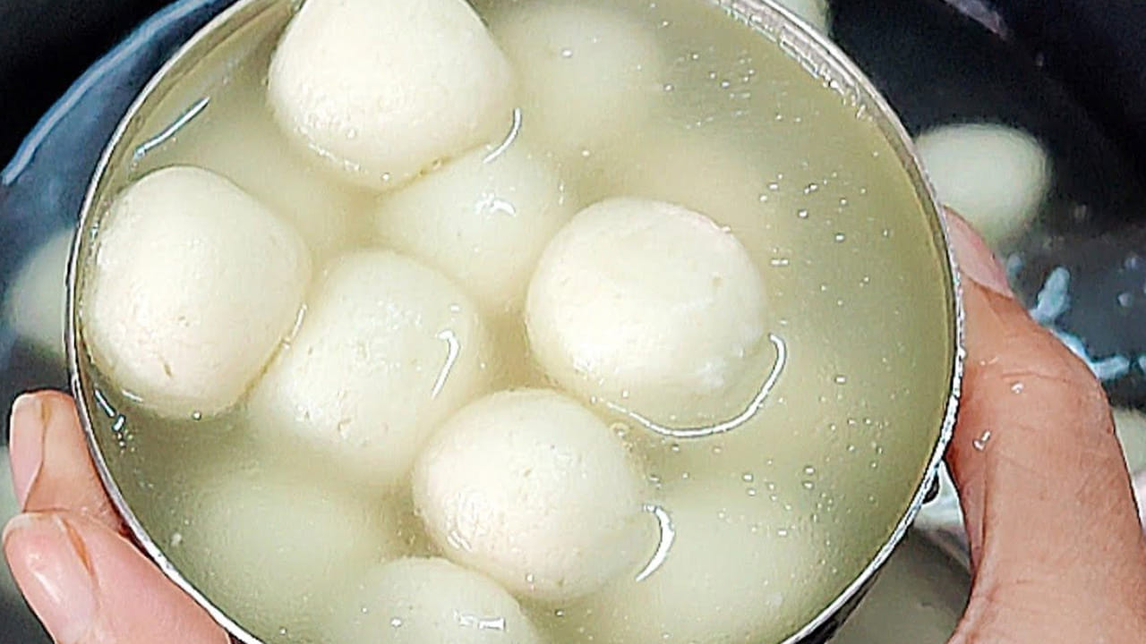 ఇప్పుడు బెల్లం , రెండు కప్పుల నీరును వేసి వాటిని బాగా మరిగించాలి. బెల్లం పూర్తిగా మరిగిన వడకట్టి స్టవ్ మీద పెట్టుకోవాలి. 
చివర్లో కొద్దిగా యాలకుల పొడి వేస్తే రుచిగా ఉంటుంది. ఆ తర్వాత మరుగుతున్న బెల్లం పాకంలో ఈ బంతులను వేయాలి. అంతే,  వేడి వేడి బెల్లం రసగుల్లలు రెడీ. 