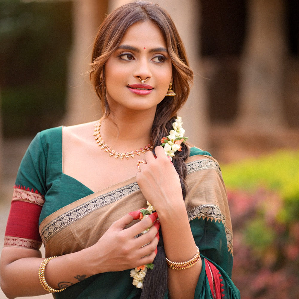 తాజాగా ఆమె మాట్లాడుతూ కెరీర్ బిగినింగ్ లో తాను ఎన్నో అవమానాలు ఎదుర్కొన్నా అని తెలిపింది. ఒకసారైతే.. నీ ముఖానికి నిజమైన బంగారు గొలుసు వేసుకునేంత సీన్‌ ఉందా? అని ముఖం మీదే అన్నారు. చాలా బాధపడ్డాను అని తెలిపింది.