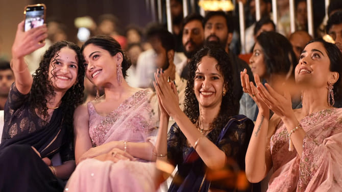 రష్మిక పక్కన ఉన్న అమ్మాయి ఎవరో గుర్తుపట్టారా.. ?