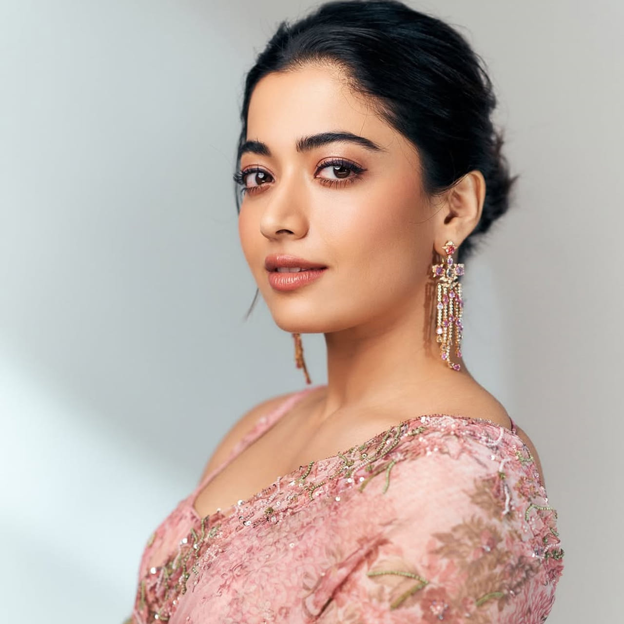 పాన్ ఇండియా అగ్ర కథానాయికగా తనకంటూ ప్రత్యేక ఇమేజ్ క్రియేట్ చేసుకుంది రష్మిక మందన్నా. అభిమానులు ముద్దుగా నేషనల్ క్రష్ అంటూ పిలుచుకునే ఈ అమ్మడు ఇటీవలే వైవాహిక జీవితంలోకి అడుగుపెట్టింది. చాలా కాలంగా విజయ్ దేవరకొండతో ప్రేమలో ఉన్న రష్మిక.. ఈ ఏడాది ఇరు కుటుంబ సమక్షంలో పెళ్లి చేసుకుంది. ఇప్పుడు రష్మిక తెలుగింటి కోడలు. 