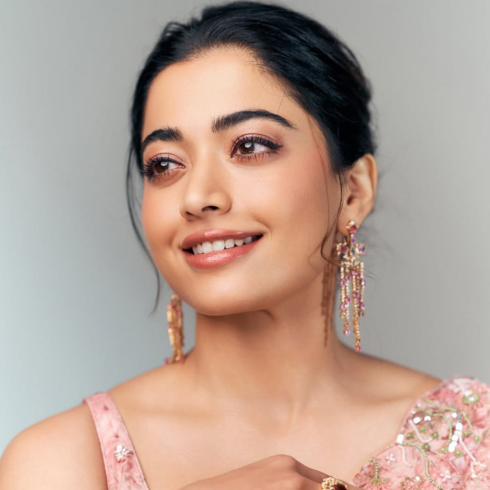 మరోవైపు ఇటీవలే ఉత్తమ నటిగా గద్దర్ ఫిల్మ్ అవార్డు అందుకుంది రష్మిక. తాజాగా మరో అంతర్జాతీయ ఘనత సొంతం చేసుకున్నారు. జపాన్ వేదికగా అత్యంత ప్రతిష్టాత్మకమైన క్రంచీరోల్ యానిమే అవార్డుల వేడుకలో వరుసగా రెండోసారి ప్రెజంటర్ గా వ్యవహరించే అరుదైన అవకాశం దక్కించుకుంది. గతంలో 2024లో ఈ వేదికపై మెరిసింది రష్మిక. ఇప్పుడు మరోసారి సందడి చేయనుంది. 