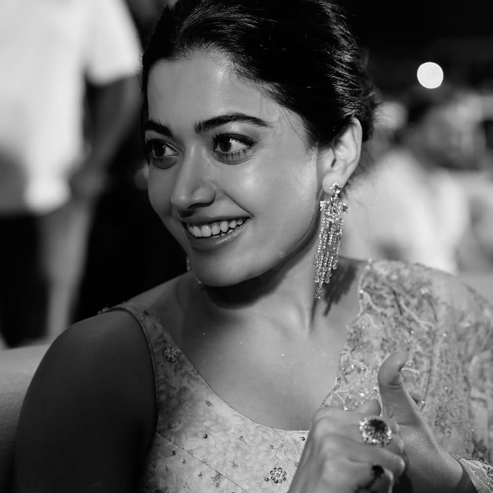 పుష్ప సినిమాలోని శ్రీవల్లి పాత్రతో రష్మికకు జపాన్ లో భారీ క్రేజ్ ఏర్పడింది. ఇంటర్నేషనల్ లెవల్లో రష్మికకు భారీగా ఫ్యాన్ ఫాలోయింగ్ ఉందన్న సంగతి తెలిసిందే. ఇటీవలే యానిమల్, పుష్ప 2, కుబేర, గర్ల్ ఫ్రెండ్, థామా వంటి చిత్రాలతో వరుస హిట్స్ అందుకున్న ఆమె.. ప్రస్తుతం మైసా, రణబాలి చిత్రాల్లో నటిస్తున్నారు. 