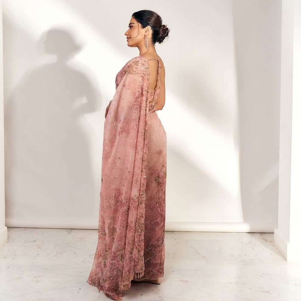 రణబాలి చిత్రంలో మరోసారి విజయ్ దేవరకొండ, రష్మిక జంటగా నటిస్తున్నారు. గతంలో వీరిద్దరి కాంబోలో వచ్చిన గీతా గోవిందం, డియర్ కామ్రేడ్ చిత్రాలు సూపర్ హిట్ అయిన సంగతి తెలిసిందే. ఇప్పుడు మరోసారి వీరిద్దరి కాంబో రిపీట్ కాబోతుండడంతో రణబాలి చిత్రంపై మరింత ఆసక్తి నెలకొంది. మైసా, రణబాలి సినిమాలు త్వరలోనే ప్రేక్షకుల ముందుకు రానున్నాయి. 