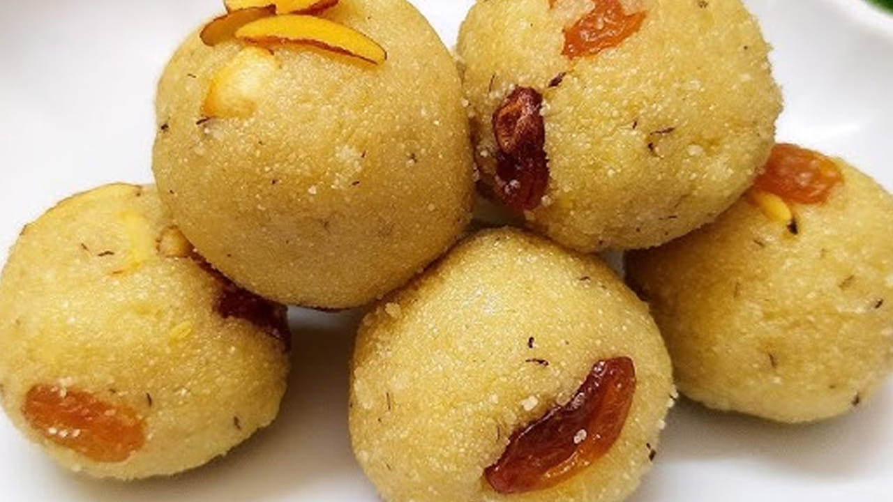 మెత్తని రవ్వ లడ్డుకు కావలసిన పదార్థాలు: ఒక కప్పు ఉప్మా రవ్వ,  ముప్పావు కప్పు పటిక బెల్లం,  మూడు టేబుల్ స్పూన్స్ నెయ్యి, 
రవ్వను బట్టి ఇంకా ఎక్కువ కూడా తీసుకోవచ్చు అంటే నాలుగు టేబుల్ స్పూన్లు వరకు మాత్రమే మరి ఎక్కువగా వెయ్యకూడదు. అర టేబుల్ స్పూన్ యాలకుల పొడి, 10  జీడిపప్పులు , 10 కిస్ మిస్ లు, 10 బాదం పప్పులు తీసుకోవాలి. 
