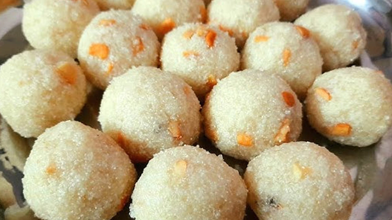 ముందుగా రవ్వను వేయించకూడదు: ముందుగా పాన్ లో 1 టీ స్పూన్ నెయ్యి వేసి అది బాగా వేడయ్యాక దానిలో రవ్వ వేసి మీడియం మంట పై స్లోగా వేయించాలి. రవ్వ గోల్డ్ రంగులోకి మారిన తరవాత కిందకు దించేయండి. ఈ స్టెప్‌లో మరి ఫాస్ట్ గా కాకుండా  స్లోగా  వేయిస్తే లడ్డూలు మెత్తగా అవుతాయి. వేయించిన తర్వాత వీటిని ఒక గిన్నెలోకి తీసుకోవాలి. 
