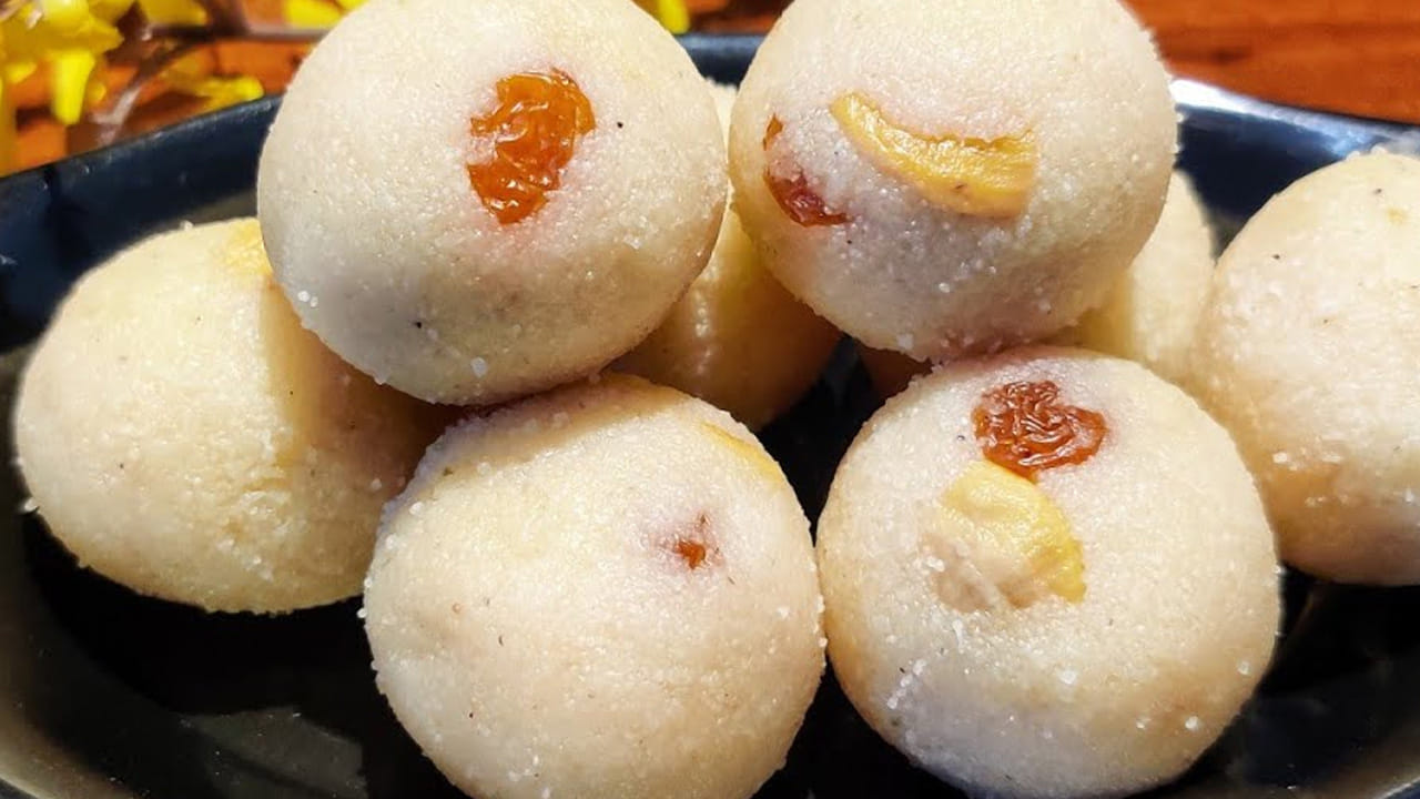 పటిక బెల్లం ఇలా కలుపుకోవాలి: రవ్వ  వేడి మీద ఉన్నప్పుడు పటిక బెల్లం పొడి చేతితో కలుపుకోవాలి.  వేడి ఉన్నప్పుడే దీనిని వేస్తే  ఈ పొడి కరిగి రవ్వతో మిక్స్ అవుతుంది. ఈ మిశ్రమం గట్టిగా ఉంటే దానిలో రెండు టేబుల్ స్పూన్స్ నెయ్యి వేసి కలుపుకోవాలి. ఇలా చేస్తే 
లడ్డూలు మెత్తగా అవుతాయి. దీనిని కొద్దీ సేపు ఫ్యాన్ కింద పెట్టి ఆరనివ్వాలి. 