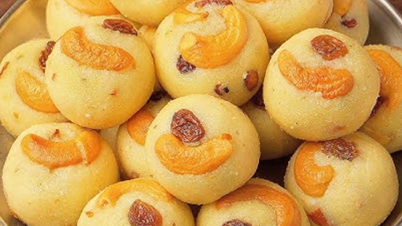 
ఇప్పుడు ఒక పాన్‌ పెట్టి దానిలో మళ్ళీ  నెయ్యి వేసి 10 జీడిపప్పు, 10 కిస్మిస్ వేసి వాటిని బంగారు రంగులోకి మారే వరకు బాగా  వేయించాలి. వీటిని లడ్డు మిశ్రమంలో వేసి, యాలకుల పొడిని కూడా వేయాలి. ఇది వేడి మీద ఉన్నప్పుడే చేతికి  నెయ్యి రాసుకుని మీడియం సైజ్ లో ఉండలుగా  చేయాలి. ఇలా చేసిన వాటిని ఒక ప్లేట్ లో పెట్టుకుని తినడమే. 