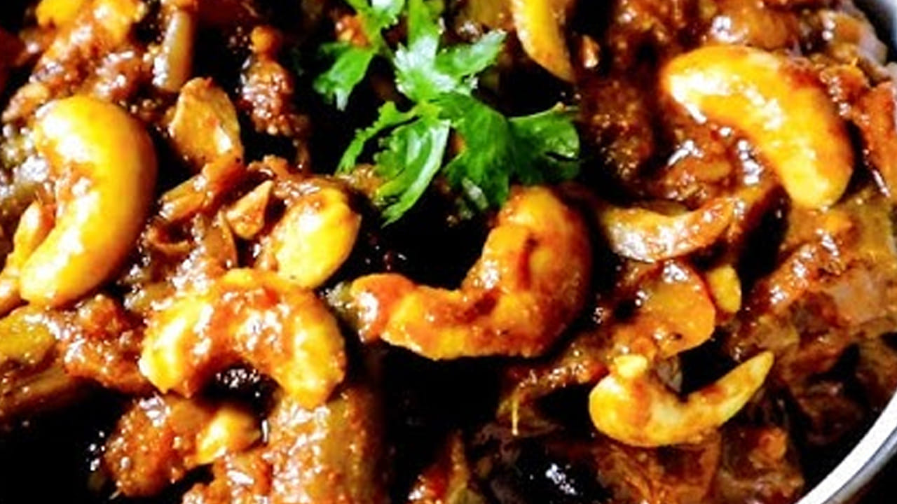 
ఇప్పుడు రెండు టమాటాలు వేసి మెత్తగా అయ్యే వరకు బాగా వేయించాలి. ఒక టేబుల్ స్పూన్ కారం, ఒక టేబుల్ స్పూన్ ధనియాల పొడి, ఒక టేబుల్ స్పూన్ గరం మసాలా ఉప్పును వేసి బాగా కలపుకోవాలి. 
