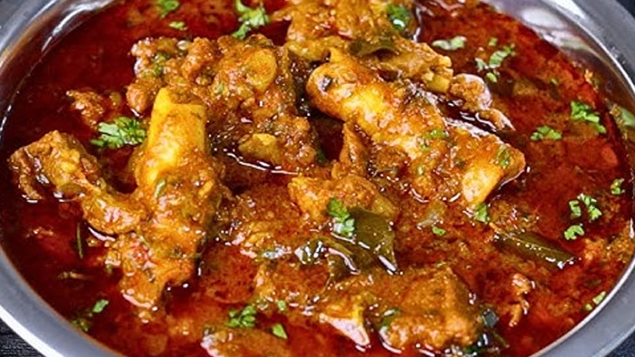 
ముందుగా మటన్‌ను తీసుకుని బాగా క్లీన్ చేసి, ఆ తర్వాత కొద్దిగా పసుపు, ఉప్పుతోవాటిని కలిపి పక్కన పెట్టాలి. ఆ తర్వాత కుక్కర్‌లో కొద్దిగా ఆయిల్  చేసి అది వేడయ్యాక ఉల్లిపాయలు బాగా వేయించి గోల్డ్  కలర్లోకి వచ్చే వరకు ఉంచి ఆ తర్వాత అల్లం వెల్లుల్లి పేస్ట్ వేయాలి. 