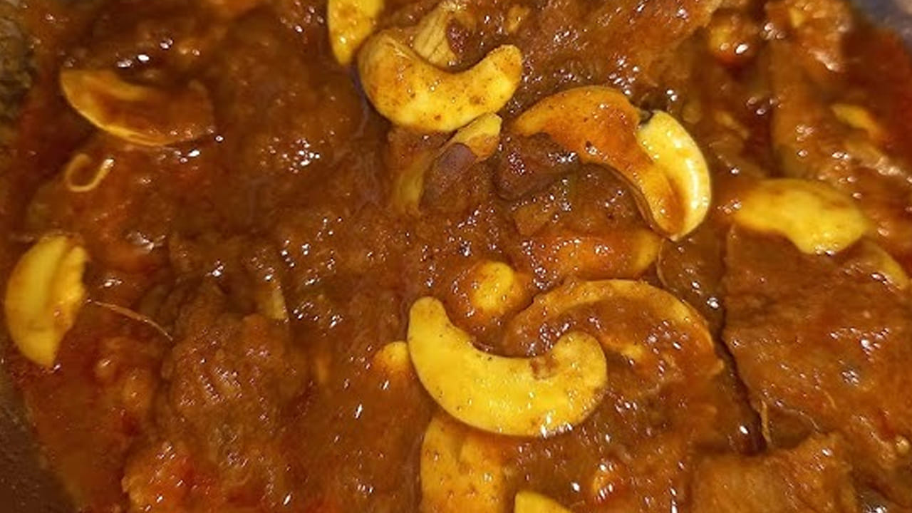 మటన్ వేసి బాగా వేయించుకున్న తర్వాత రెండు గ్లాసుల నీళ్లు పోసి 6  విజిల్స్ వచ్చే వరకు బాగా ఉడికించాలి. కొద్దీ సేపటి తర్వాత జీడిపప్పును వేసి పది నిమిషాల పాటు బాగా మరిగించాలి. 