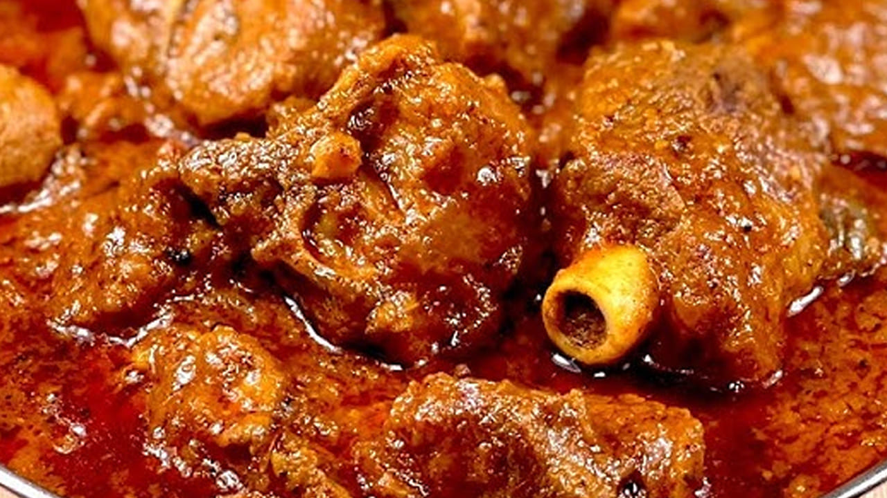 
చివర్లో అర కట్ట కొత్తిమీరను తీసుకుని చల్లి స్టవ్ ఆఫ్ చేయాలి. ఈ కూరను వేడి వేడిగా అన్నం, రొట్టెలతో తింటే  రుచి అదిరిపోతోంది.