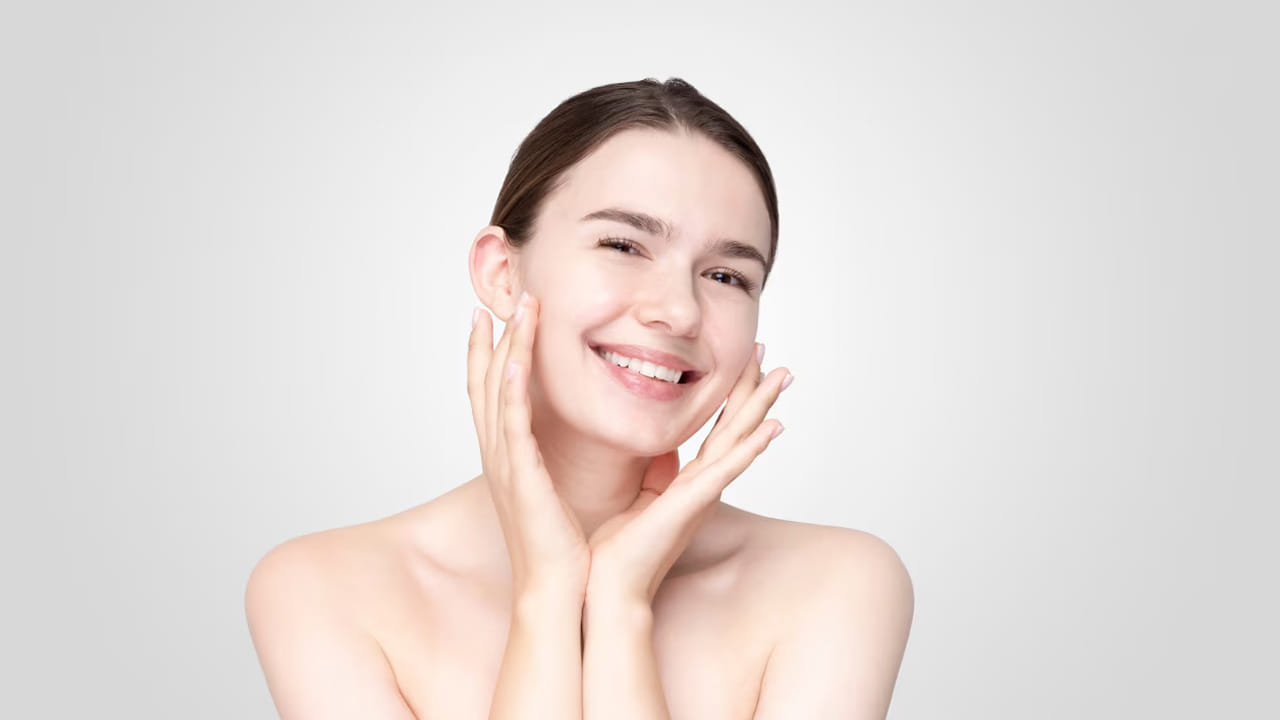 ఎలా ఉపయోగించాలి?: ఒక చిన్న గిన్నెలో పచ్చి పాలు తీసుకుని, అందులో దూదిని ముంచండి. ముఖం, మెడపై వృత్తాకారంలో మసాజ్ చేయండి. 15-20 నిమిషాల పాటు ఆరనిచ్చి, ఆపై చల్లని నీటితో కడిగేయండి.
ప్రకృతి ప్రసాదించిన ఈ సహజమైన పద్ధతిని పాటించడం వల్ల ఎటువంటి ఖర్చు లేకుండా ఇంట్లోనే మీ చర్మాన్ని మెరుగుపరుచుకోవచ్చు. అయితే, పాలు పడవు అనిపించిన వారు (Milk allergy) వాడే ముందు ఒకసారి ప్యాచ్ టెస్ట్ చేసుకోవడం మంచిది.