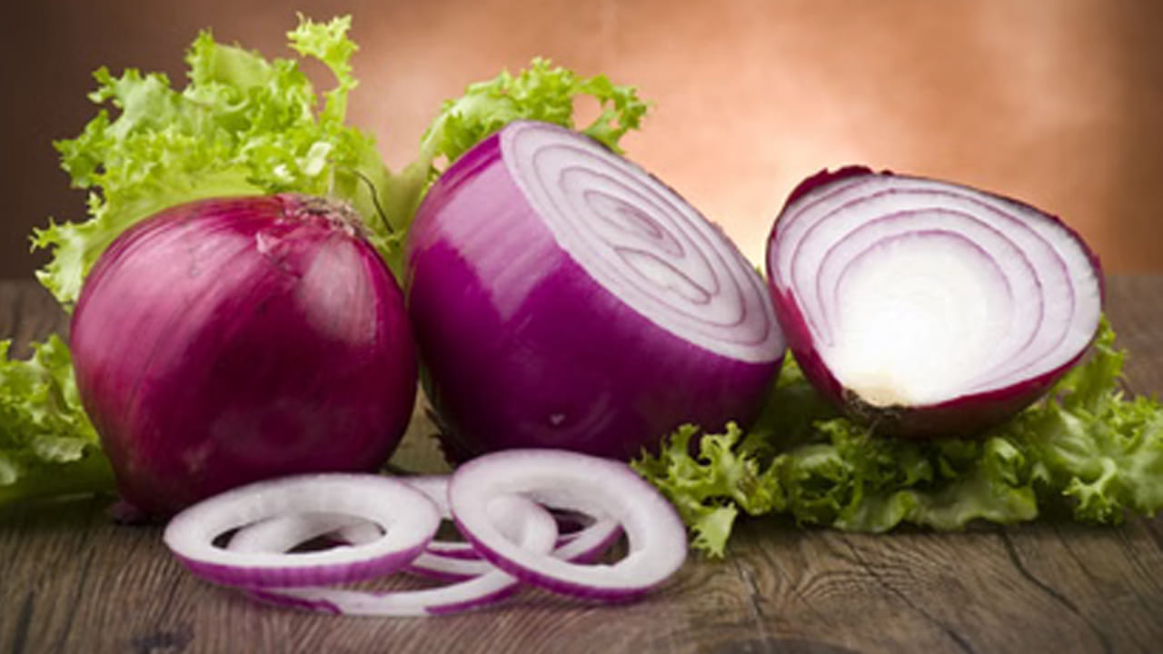 ఎలర్జీ సమస్యలు:
కొంతమందికి ఉల్లిపాయలు తిన్నప్పుడు చర్మంపై దద్దుర్లు రావడం లేదా దురద కలగడం వంటి లక్షణాలు కనిపిస్తాయి. ఇలాంటి అలర్జీ ఉన్నవారు ఉల్లిపాయలను వండుకుని తినడం లేదా పూర్తిగా మానేయడం ఉత్తమం.

