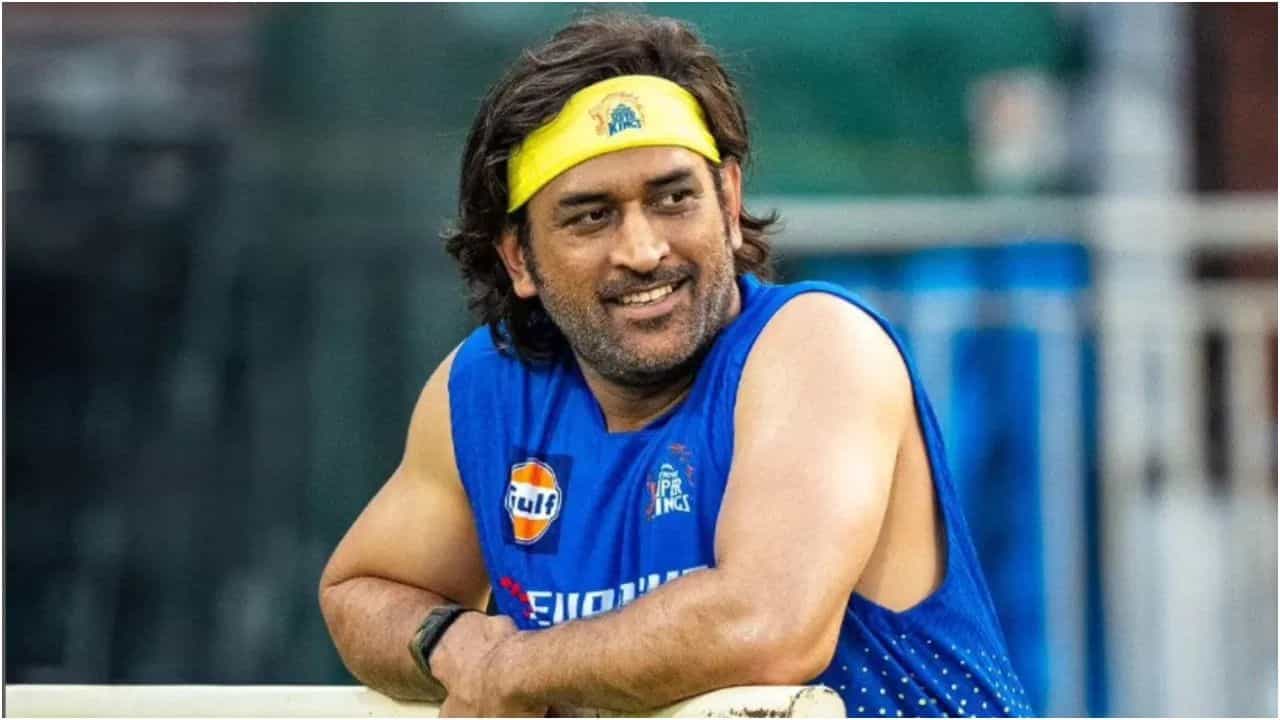 MS Dhoni's Return Date Revealed: ఈ ఐపీఎల్లో చెన్నై సూపర్ కింగ్స్ తమ పాత ఫామ్లోకి తిరిగి వస్తుందని ఆశించిన అభిమానులు మరోసారి నిరాశకు గురయ్యారు. గత సీజన్ మాదిరిగానే, ఈ సీజన్లో కూడా సీఎస్కే నిలకడగా పేలవ ప్రదర్శన చేస్తోంది. దీనికి తోడు, జట్టుకు ప్రాణమైన ఎంఎస్ ధోనీ అందుబాటులో లేకపోవడం కూడా జట్టుకు మరిన్ని ఇబ్బందులను తెచ్చిపెట్టింది.