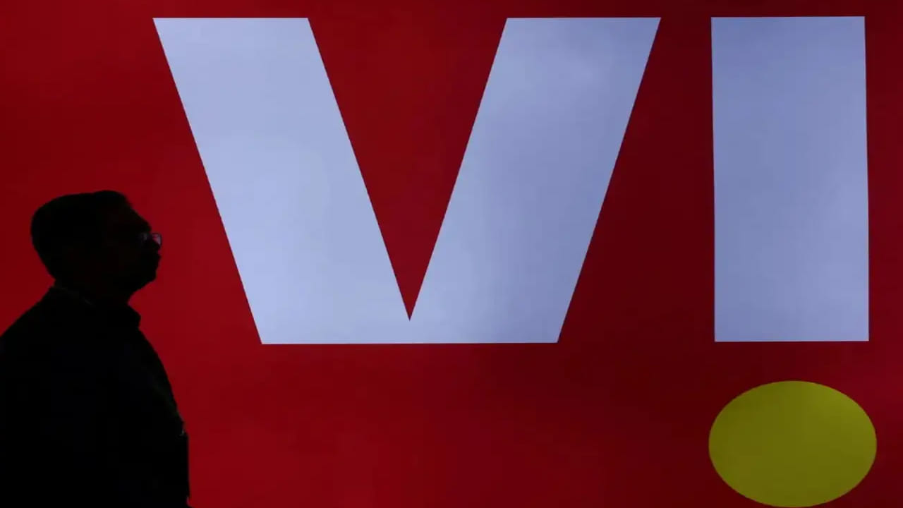 ఎయిర్‌టెల్ ఇప్పటికే రీఛార్జ్ ధరలను పెంచగా.. వొడాఫోన్ ఐడియా కూడా అదే బాట పట్టింది. ఎయిర్‌టెల్ ఇటీవల టారిఫ్ ధరలను 4 నుంచి 5 శాతం పెంచింది. ఇప్పుడు వొడాఫోన్ ఐడియా కూడా అదే మొత్తంలో పెంచే అవకాశముందని తెలుస్తోంది. దీంతో మొబైల్ యూజర్లపై అదనపు భారం పడనుందని చెప్పవచ్చు. వొడాఫోన్ ఐడియా ఎంత పెంచుతుందనేది చూడాలి.