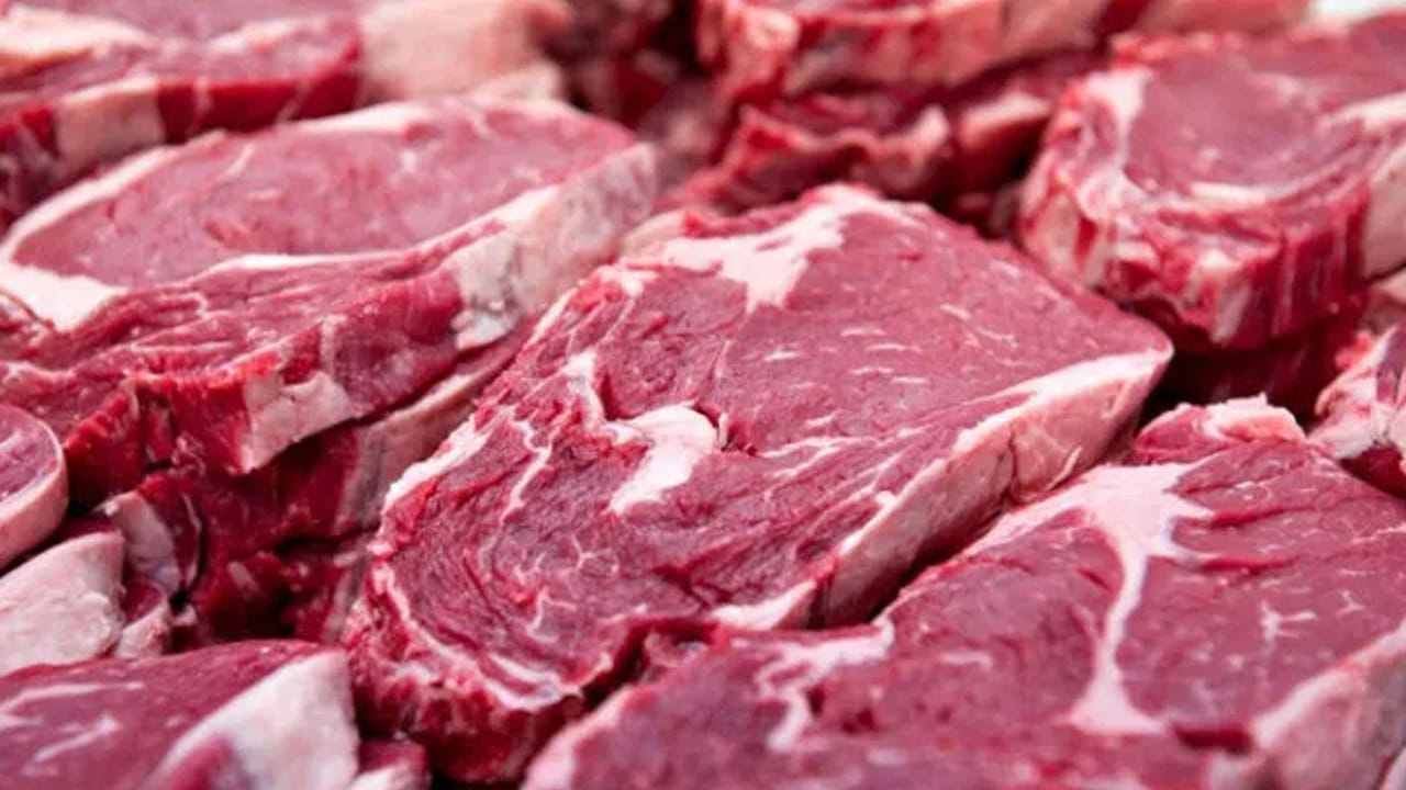 ఆదివారం రాగానే మటన్ దుకాణం వద్దకు వెళ్లి మటన్ తెచ్చుకుని ఇంట్లో వండుకుని లాగిస్తూనే ఉంటారు. ఇంకా నాన్ వెజ్ ప్రియులు అయితే మాంసం దొరికితే చాలు అనుకుంటారు. అయితే, అసలు  తాజాదేనా ? లేక నిల్వ ఉన్నదా లేక కూలిపోయిందా అని కూడా చూడరు. 
