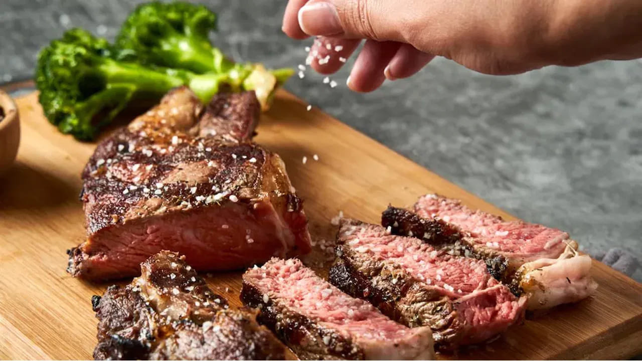 అన్ని మాంసాల్లో మటన్ అందమైన రంగులో కనిపించి అందర్ని ఆకర్షిస్తుంది. అయితే, ఇక్కడే ఉంది పెద్ద సమస్య. చాలా మంది దీన్నే క్యాష్ చేసుకుంటున్నారు. కాబట్టి, మీరు మటన్ కొనుగోలు చేసేటప్పుడు వీటిని అస్సలు మర్చిపోకండి. 
