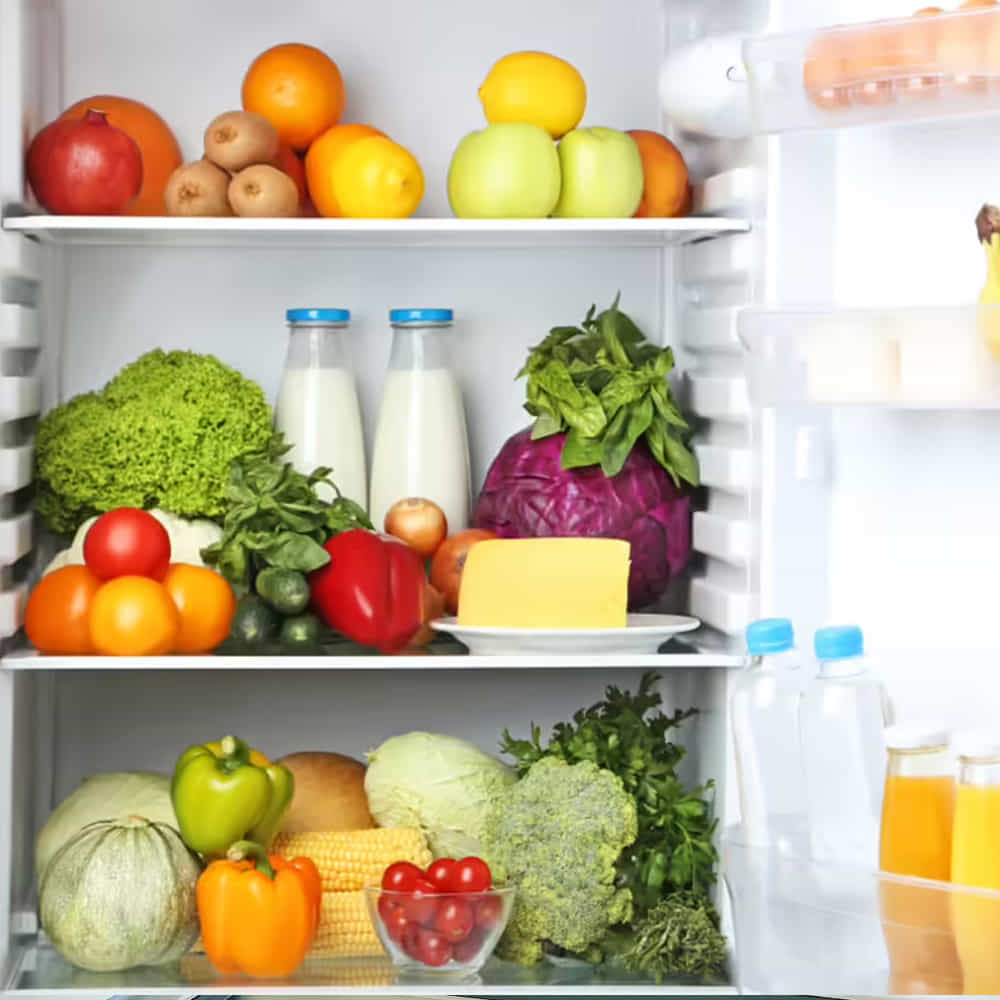 చాలామంది ఫ్రిజ్ కేవలం ఆహారాన్ని చల్లగా ఉంచి, పాడవకుండా కాపాడుతుందని భావిస్తారు. కానీ, నిల్వ చేసే ఆహార పదార్థాలు, ఫ్రిజ్ యొక్క పనితీరు, తిరిగి వేడి చేసే విధానం వంటి అనేక అంశాలు ఆరోగ్యంపై ప్రభావం చూపుతాయి. ఇంట్లో వండిన ఆహారానికి, రెస్టారెంట్లు లేదా ఇతర బయటి ప్రదేశాల నుండి తెచ్చిన ఆహారానికి చాలా వ్యత్యాసం ఉంటుంది.