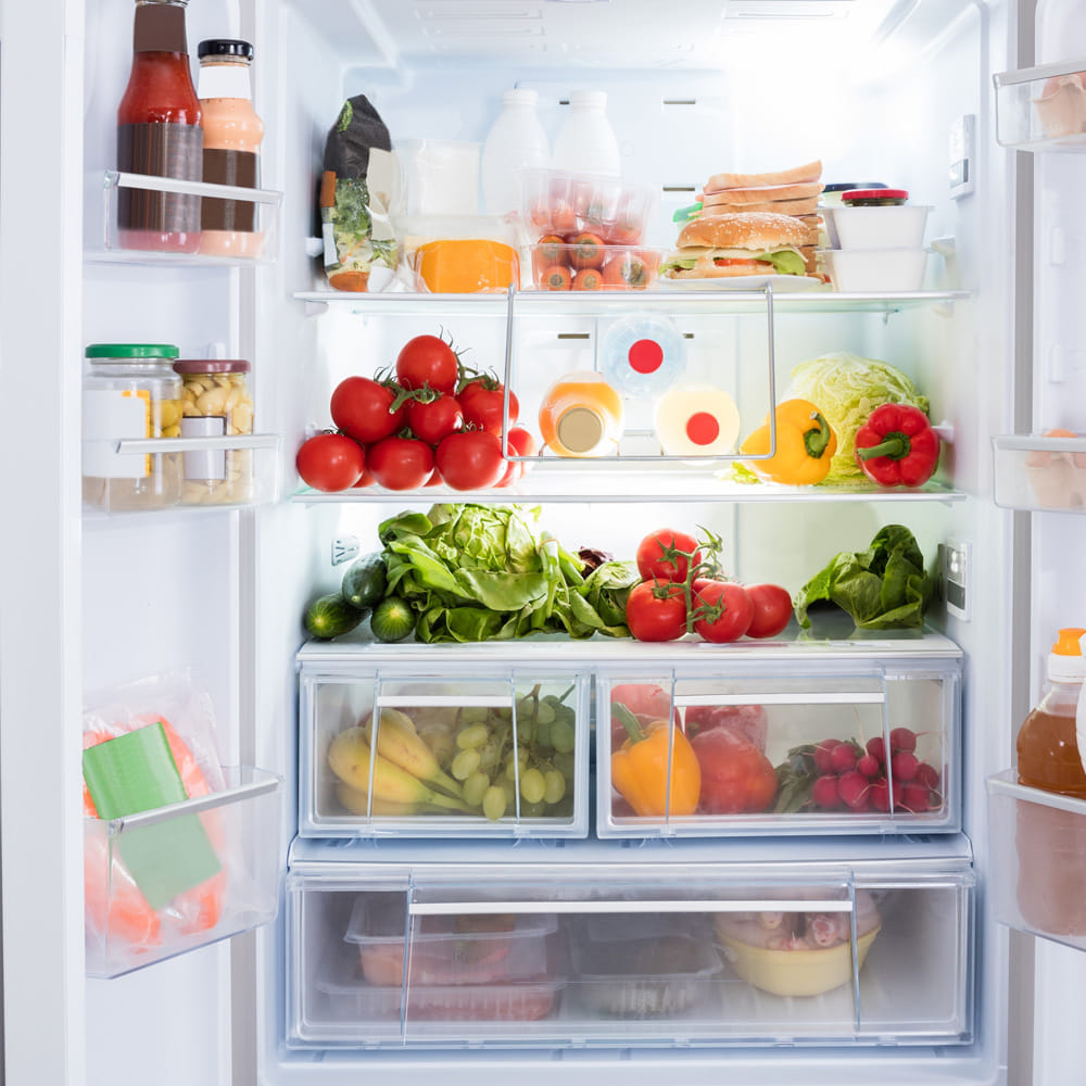 బయటి భోజనాల్లో రుచి కోసం టేస్టింగ్ సాల్ట్ తో పాటు అనేక ఎసెన్షియల్స్, ఫుడ్ యాసిడ్స్‌ను అధికంగా కలుపుతారు. ఇవి తక్షణ రుచినిచ్చినా, ఇలాంటి ఆహారాన్ని ఎక్కువ కాలం ఫ్రిజ్‌లో నిల్వ చేస్తే కార్బోజెనిక్ పాయిజనస్ పదార్థాలు ఏర్పడి, అది విషపూరితం అవుతుంది. జీడిపప్పు వంటి పదార్థాలు కూడా బయటి వంటకాల్లో ఎక్కువగా వాడతారు. ఇవి కూడా త్వరగా పాడైపోయే లక్షణం కలిగి ఉంటాయి. కాబట్టి, రెస్టారెంట్ ఆహారం లేదా ఫంక్షన్ల నుండి తెచ్చిన మిగిలిపోయిన ఆహారాన్ని నిల్వ చేయడంలో చాలా జాగ్రత్తగా ఉండాలి. వీలైనంత వరకు వాటిని తాజాగా తినడమే మంచిది.
