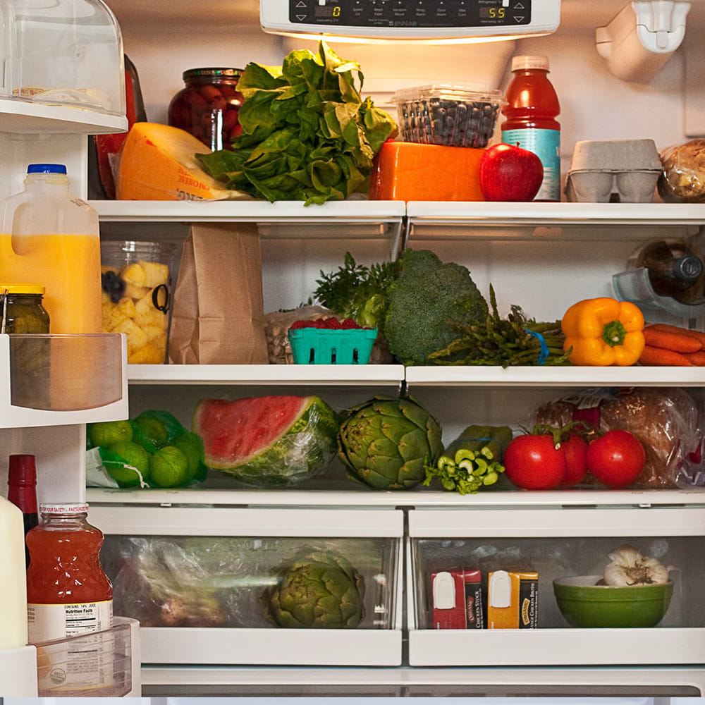 ఫ్రిజ్‌లో పెట్టిన ఆహారాన్ని తిరిగి తినేటప్పుడు, దానిని పూర్తిగా వేడి చేయడం చాలా ముఖ్యం. కేవలం సాధారణ వేడి సరిపోదు. అందులోని బ్యాక్టీరియా పూర్తిగా చనిపోయేంత వరకు ఉడకబెట్టాలి. ప్రెషర్ కుక్కర్‌లో రెండు విజిల్స్ వచ్చే వరకు వేడి చేయడం ఒక మంచి పద్ధతి. ఇది ఆహారంలో ఏమైనా విష పదార్థాలు ఏర్పడినా, వాటిని నిర్వీర్యం చేయడంలో సహాయపడుతుంది.
