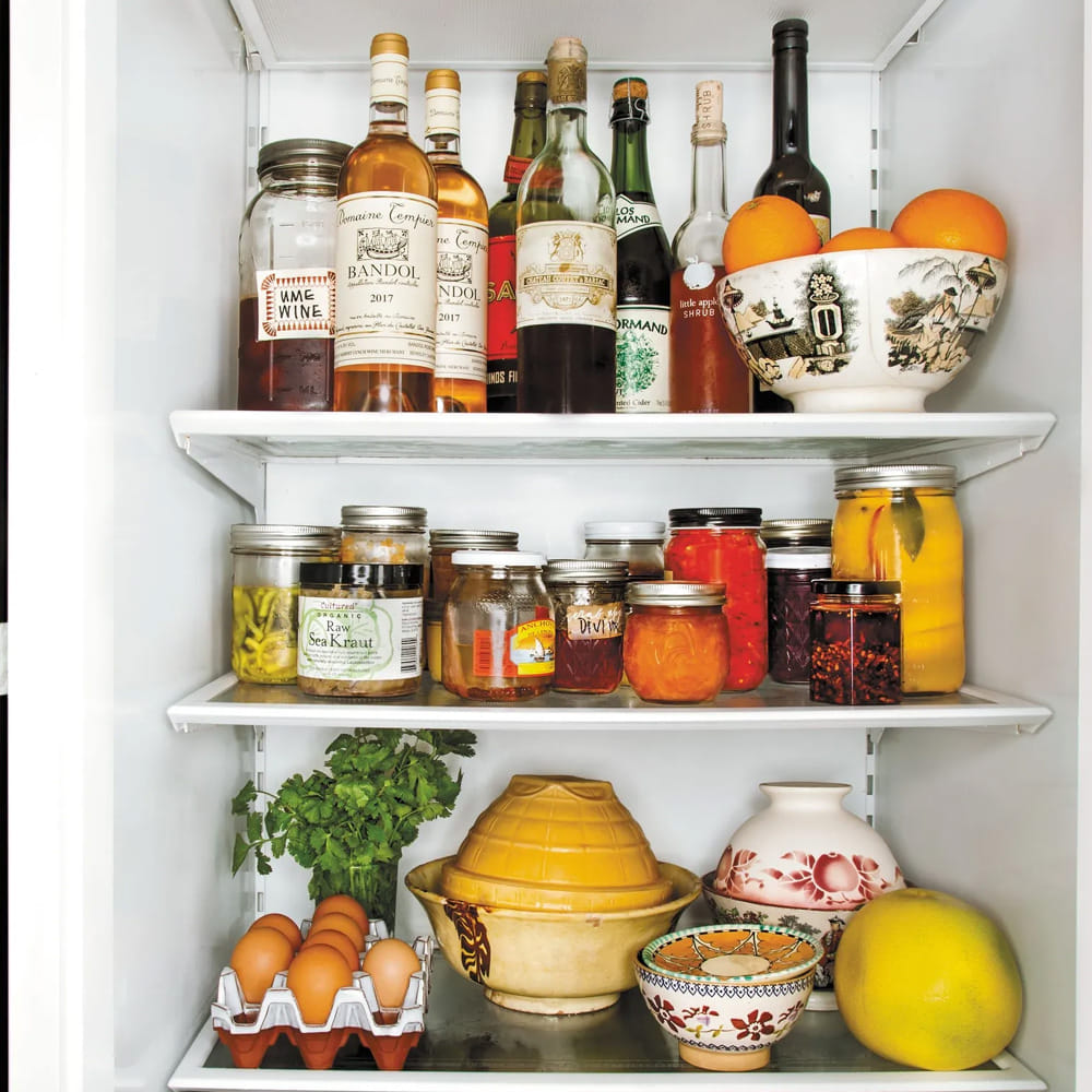 ఫ్రిజ్‌లో పెట్టకూడని ఆహార పదార్థాలుగురించి తెలుసుకుందాం.  ప్లాస్టిక్ బాటిళ్లను డీప్ ఫ్రీజర్‌లో పెట్టినప్పుడు, అవి పగిలిపోయే ప్రమాదం ఉంది. అంతేకాకుండా, ప్లాస్టిక్ కణాలు నీటిలోకి లేదా ఆహారంలోకి చేరి, ఆరోగ్యానికి హానికరం కావచ్చు.
