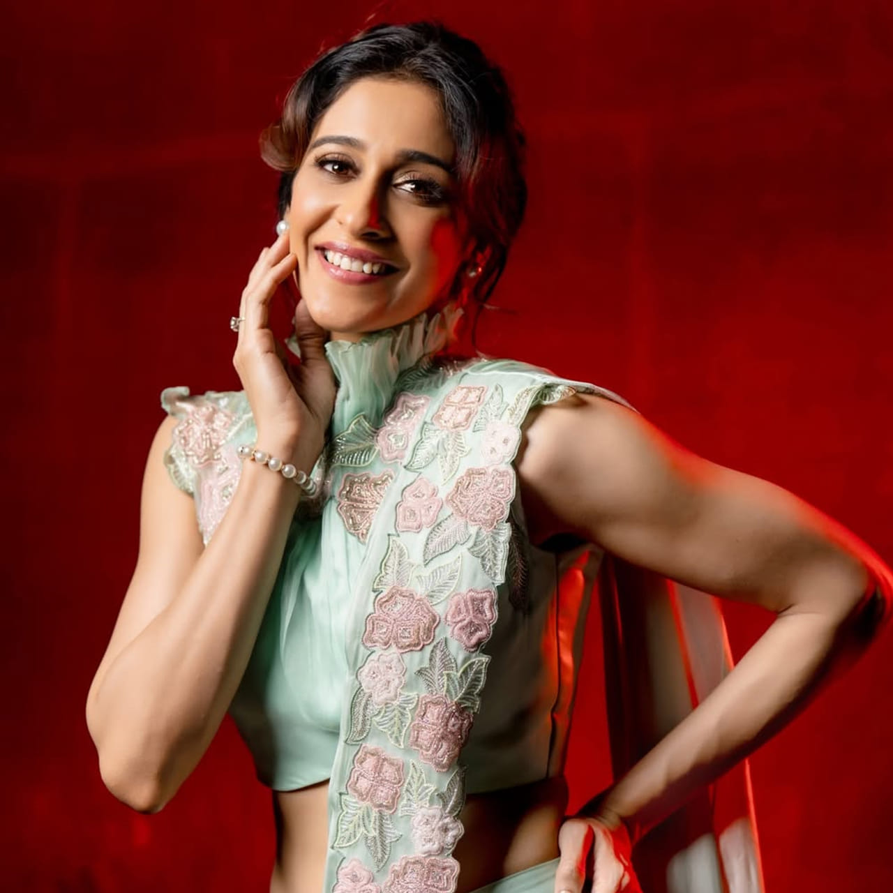 టాలీవుడ్, కోలీవుడ్ చిత్ర పరిశ్రమలలో తనదైన నటనతో గుర్తింపు తెచ్చుకున్న నటి రెజీనా కాసాండ్రా. దాదాపు 20 సంవత్సరాలుగా సినీరంగంలో వరుస సినిమాలతో అలరిస్తుంది. కానీ ఇప్పటివరకు సరైన బ్రేక్ మాత్రం అందుకోలేకపోయింది. కెరీర్ ఆరంభం నుండి వైవిధ్యమైన పాత్రలు ఎంచుకుంటూ దూసుకుపోతున్న ఈ భామ, వ్యక్తిగత విషయాల గురించి చాలా అరుదుగా స్పందిస్తుంటుంది. 