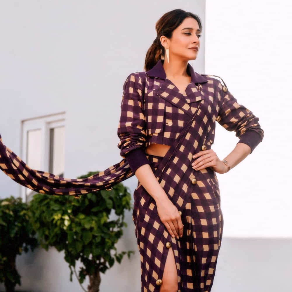 ఈ డాన్స్ షోలో పెట్స్ బాధను తెలియజేసేలా ఓ పర్ఫామెన్స్ను చేశారు. దాంతో రెజీనా తన పెట్ ను గుర్తుచేసుకుంది. ట్స్కి ఏదైనా సమస్య వస్తే నిజంగానే అలా చేస్తాయి. నా ఇంట్లో 5 పెట్స్ ఉన్నాయి.. వాటిని నేను దత్తత తీసుకున్నా అని తెలిపింది. వాటిలో ఓ పిల్లికి కళ్లు లేవని.. అది ఇంట్లో అటు ఇటు తిరుగుతూ ఉంటుందని.. దానికి కళ్లు లేవు అని ఎవ్వరూ అనుకోరు.. మనం చెబితే గానీ ఆ విషయం ఎవ్వరికీ తెలీదు అంటూ కన్నీళ్లు పెట్టుకుంది రెజీనా.
