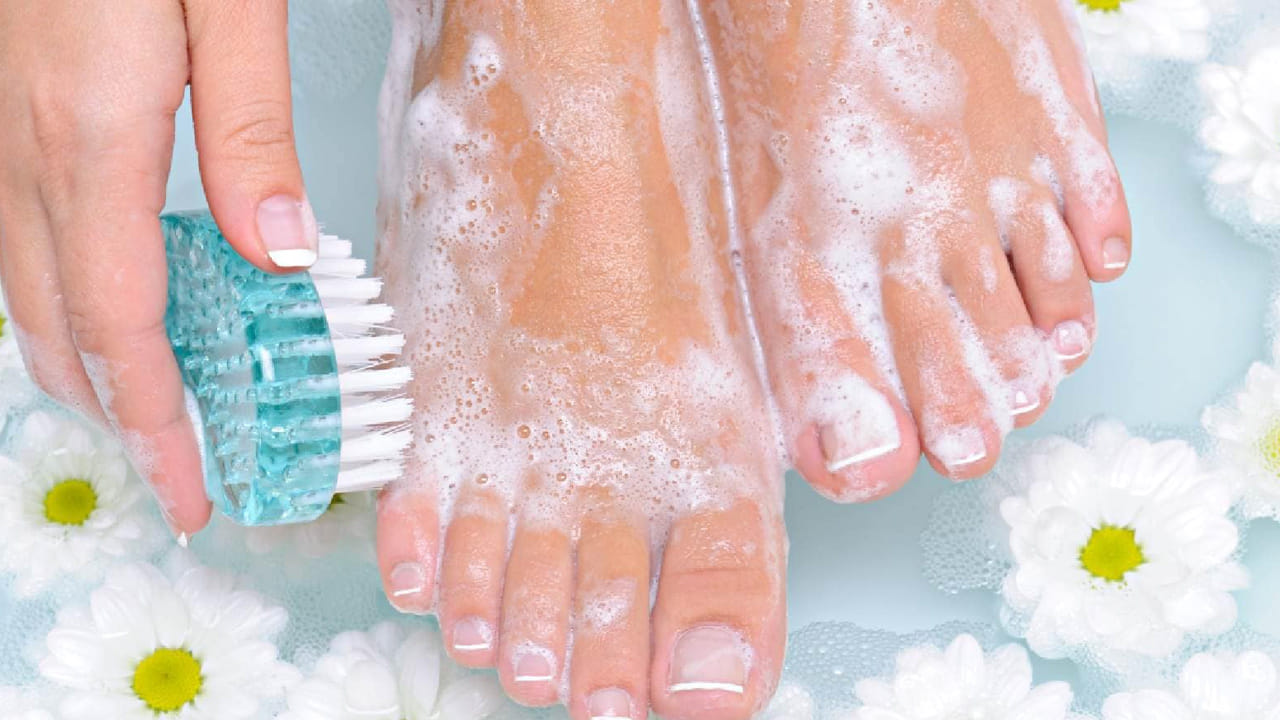 నిమ్మరసం, గ్లిజరిన్: పాదాలు మరీ నల్లగా ఉన్నా లేదా పగుళ్లు ఎక్కువగా ఉన్నా.. నిమ్మరసం, గ్లిజరిన్, రోజ్ వాటర్ మిశ్రమాన్ని రాత్రి పడుకునే ముందు పాదాలకు రాసుకోండి. నిమ్మరసంలోని బ్లీచింగ్ గుణాలు నలుపును తగ్గిస్తాయి, గ్లిజరిన్ చర్మానికి తేమను అందిస్తుంది.