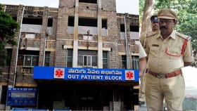 ఖైదీని ఆసుపత్రికి పంపించాలంటే జైలర్ ఏం చేశాడో తెలుసా..?