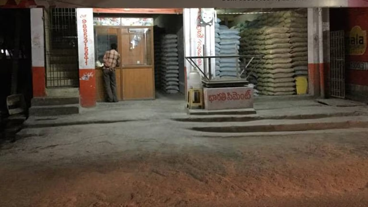 తెల్లారేసరికి షాప్ ముందు క్యూ కట్టిన కస్టమర్లు.. ఎంతకూ తీయలేదు.. తలుపు బద్దలుకొట్టి చూడగా