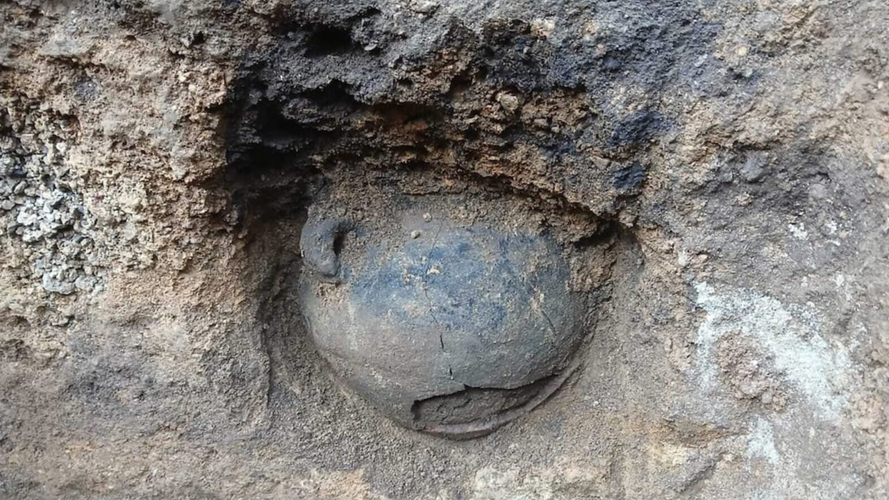 Telangana: జేసీబీతో పొలంలో తవ్వకాలు జరుపుతుండగా.. బరువుగా తగిలిన కుండ.. బద్దలుకొట్టి చూడగా