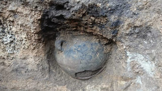 Telangana: జేసీబీతో పొలంలో తవ్వకాలు జరుపుతుండగా.. బరువుగా తగిలిన కుండ.. బద్దలుకొట్టి చూడగా