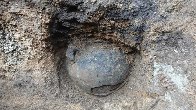 జేసీబీతో పొలంలో తవ్వకాలు జరుపుతుండగా.. బరువుగా తగిలిన కుండ..