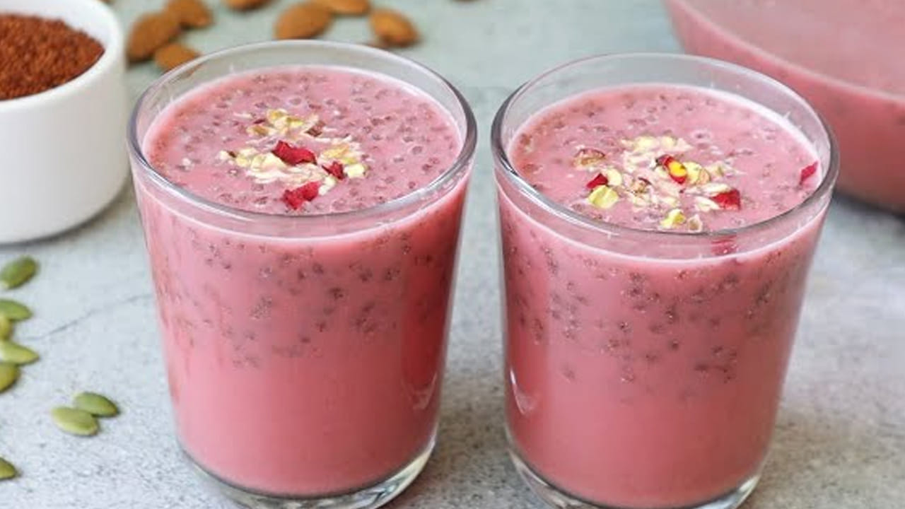 ముందుగా రాగులు, బియ్యం పిండిని ఇలా చేసుకోవాలి: ముందుగా రాగులు, నవర బియ్యాన్ని తీసుకుని దానిని పిండిలాగా చేసుకుని ఒక గిన్నెలో పెట్టుకోవాలి. అలాగే, వీటిని కూలింగ్ వాటర్ తో ఉండలు లేకుండా మెత్తగా అయ్యేలా చేసుకోవాలి. ఎందుకంటే, ఇది ఉరికే గట్టి పడుతుంది.