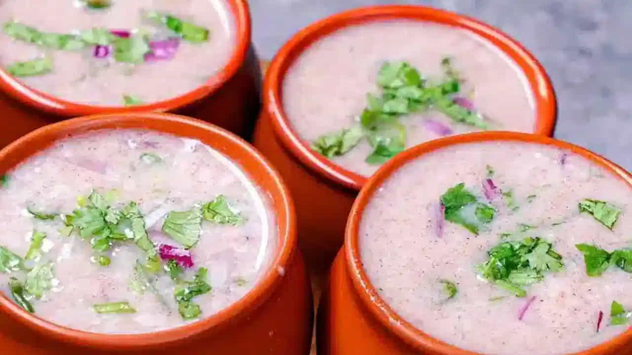 గ్యాస్ వెలిగించి ఈ విధంగా చేసుకోవాలి: ముందుగా మీరు ముందుగా గ్యాస్ వెలిగించి ఒక పెద్ద పాత్ర పెట్టి దానిలో  రెండు నుంచి మూడు కప్పుల నీళ్ళు పోసి బాగా మరిగించాలి. ఆ తర్వాత దానిలో ఉప్పు కూడా వేయాలి. కొద్దీ సేపు అలా ఉంచి రుచి చూసి సరిపోకపోతే మళ్లీ దానిలో కొద్దిగా సాల్ట్ వేసుకోవాలి అలా అని ఎక్కువగా వేసుకోకండి. 